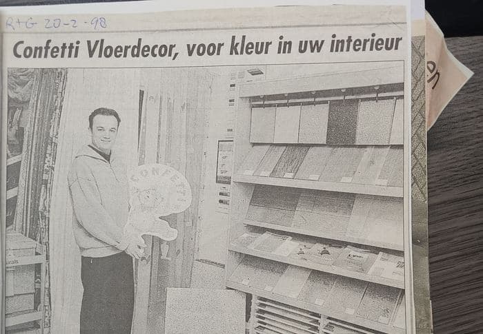 Krantenartikel 1998 — Vincent Spaas en Spaas Interieur Boetiek over Confetti Vloerdecor, geïntegreerde mineraalafwerkingen voor vloer, wand en trap