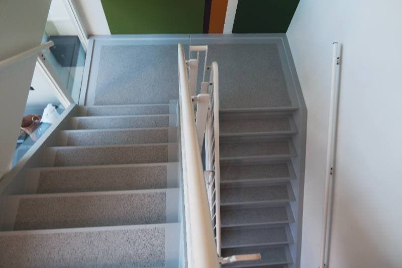 Betonen traprenovatie met GraphiteBlend terrazzo structuur in Vlissingen