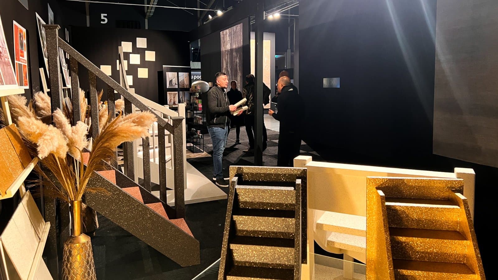 Beursstand met trapmodellen in gerecycled natuursteen en bezoekers op de beursvloer