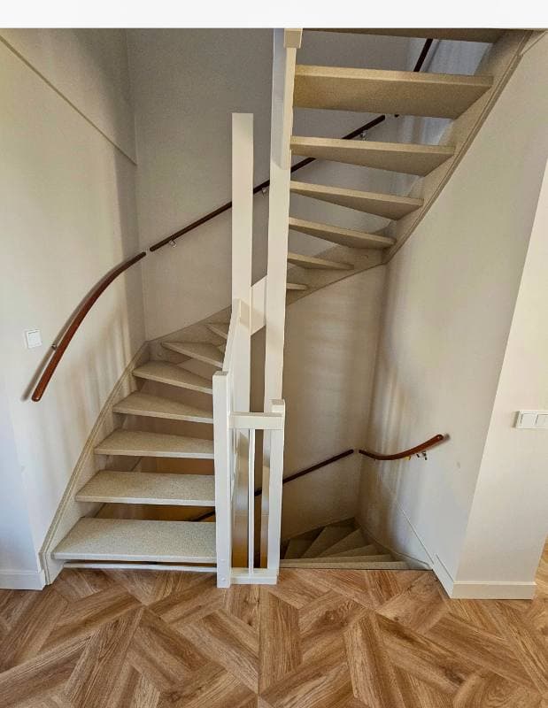 Houten trap nieuwbouw met DesertBeige stone structuur in Rotterdam