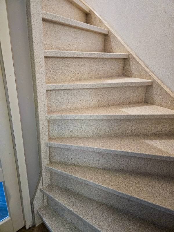 trap bekleding met Ivory Sand stone structuur in Goes