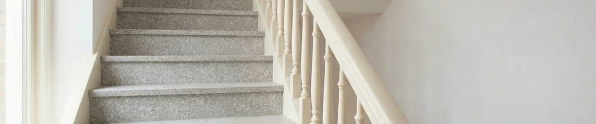 Trappenhuis met natuursteencomposiet overzettreden