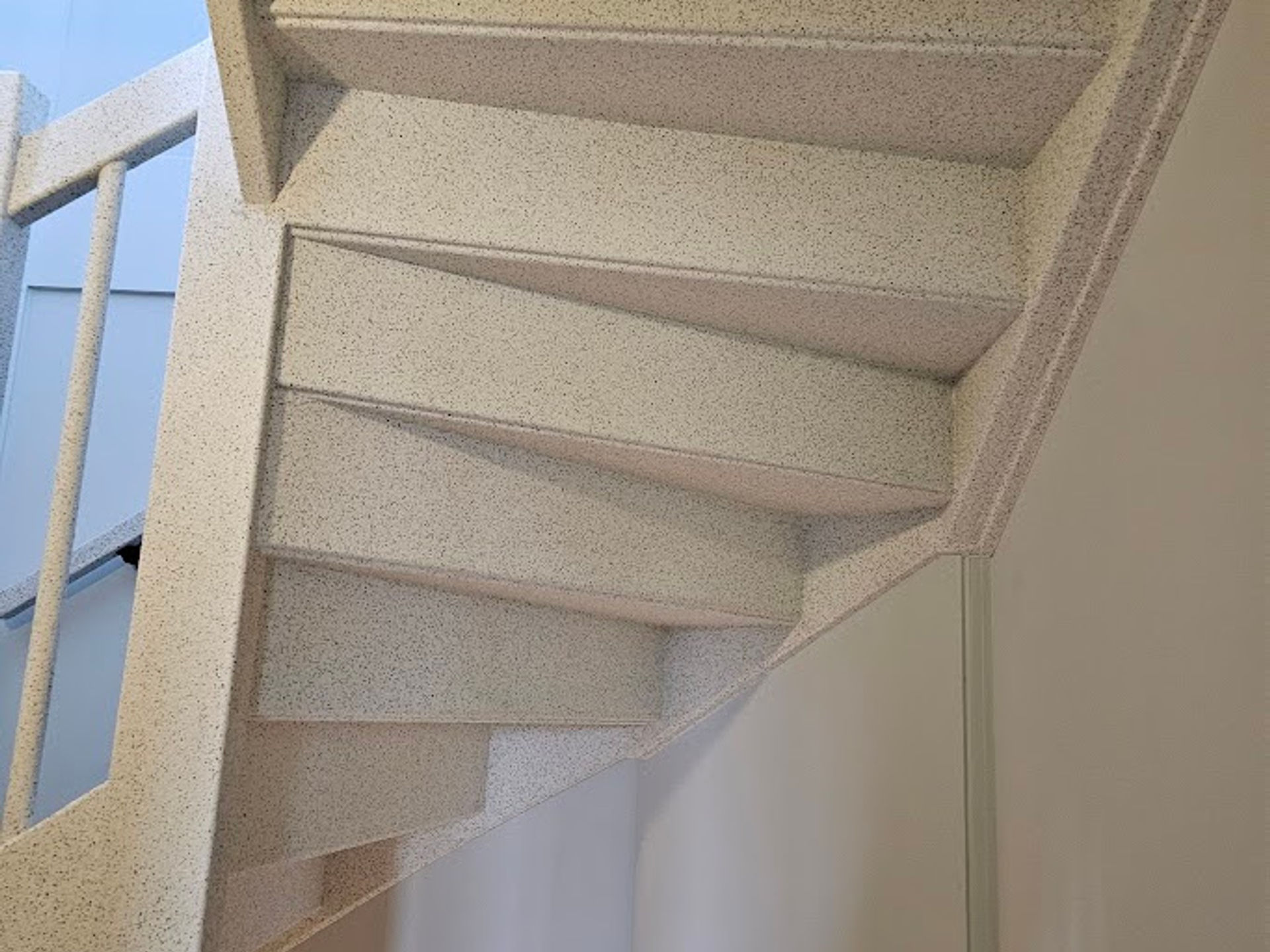 Dichte trap onderzijde afwerking