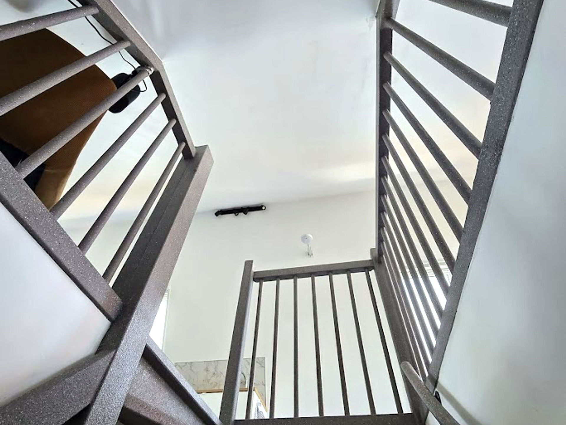 Open trap onderaanzicht met leuning