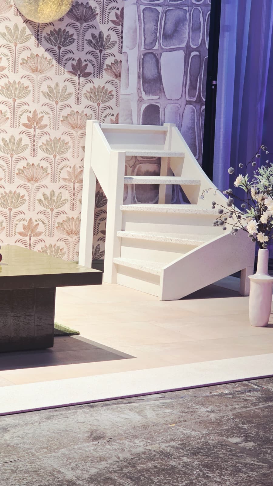Trap in natuursteencomposiet op de Omnistair-stand, InCoDa 2026