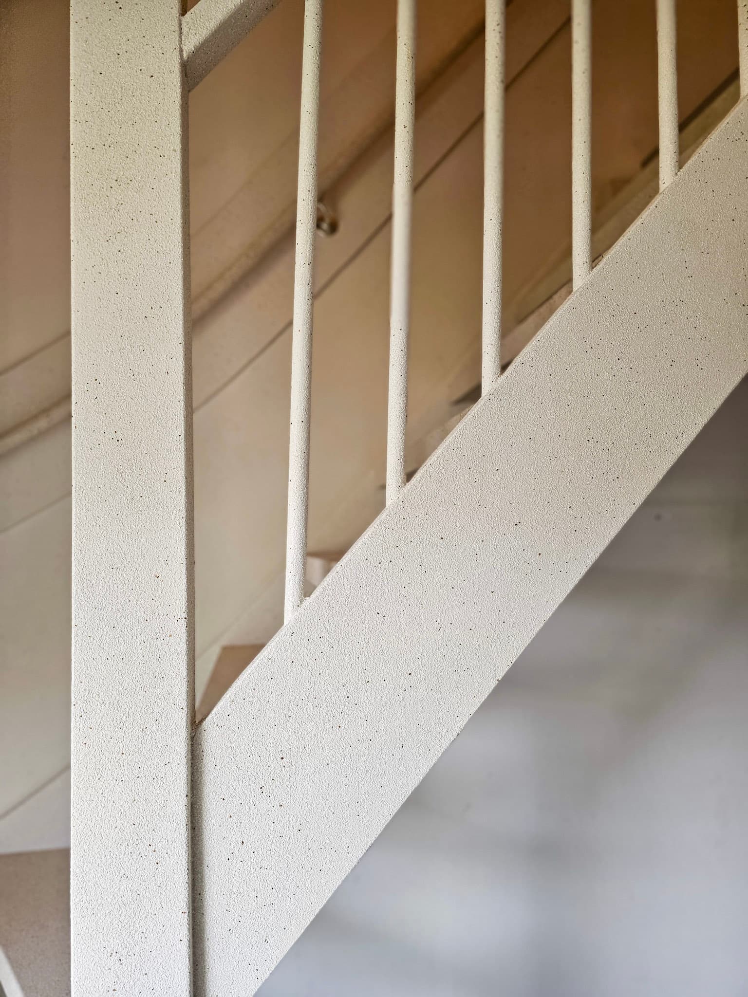 Traprenovatie regio Alkmaar — Omnistair Signature, treden Crystal Sand, zijwangen en leuning Golden Grain