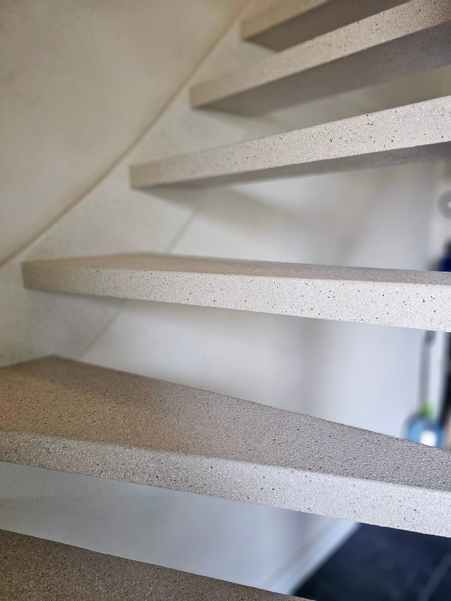 Open trap na de renovatie: treden in Crystal Sand, trapbomen in Golden Grain — regio Alkmaar