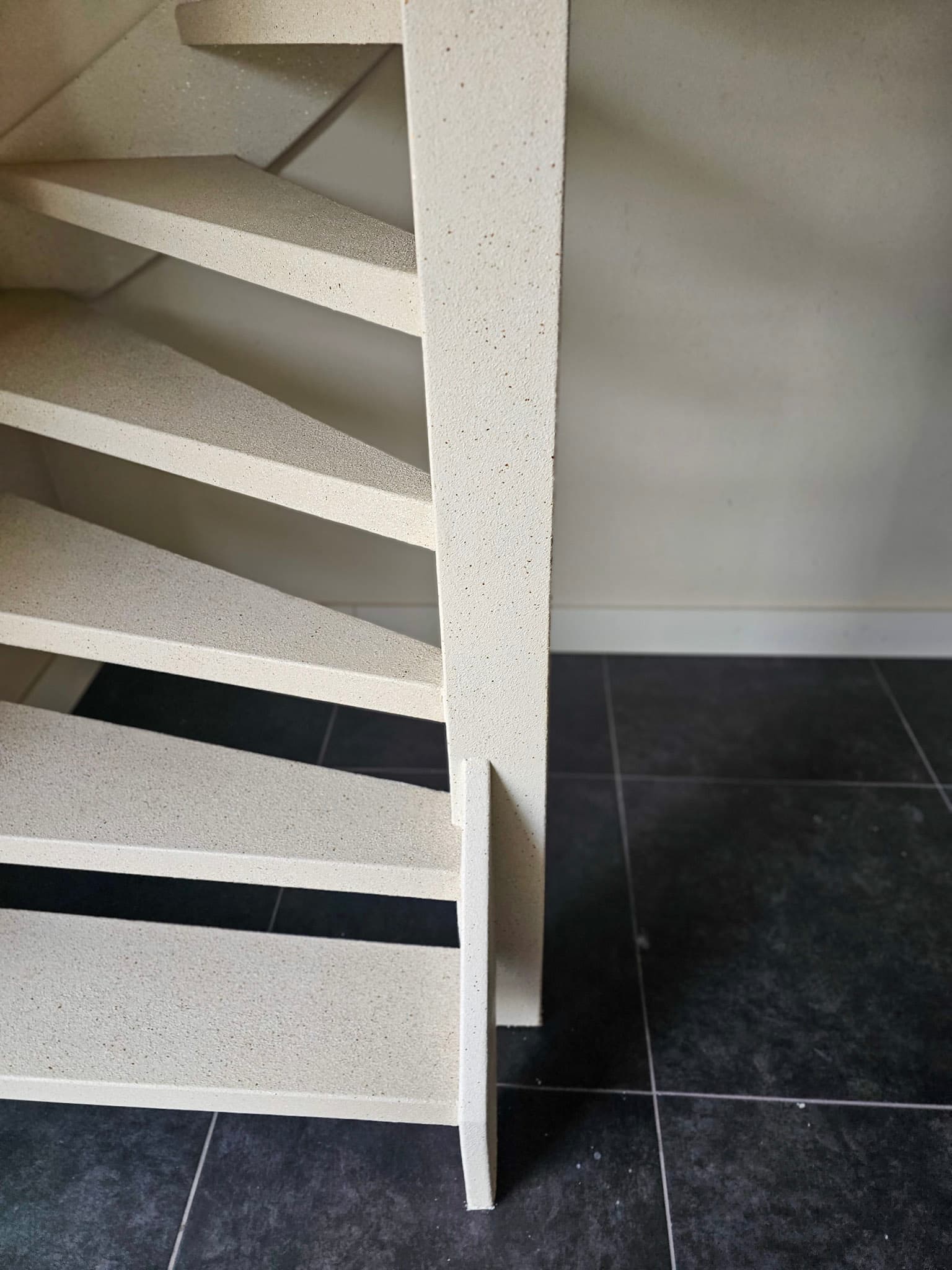 Treden van bovenaf na de renovatie, Stone Blend structuur in Crystal Sand — regio Alkmaar