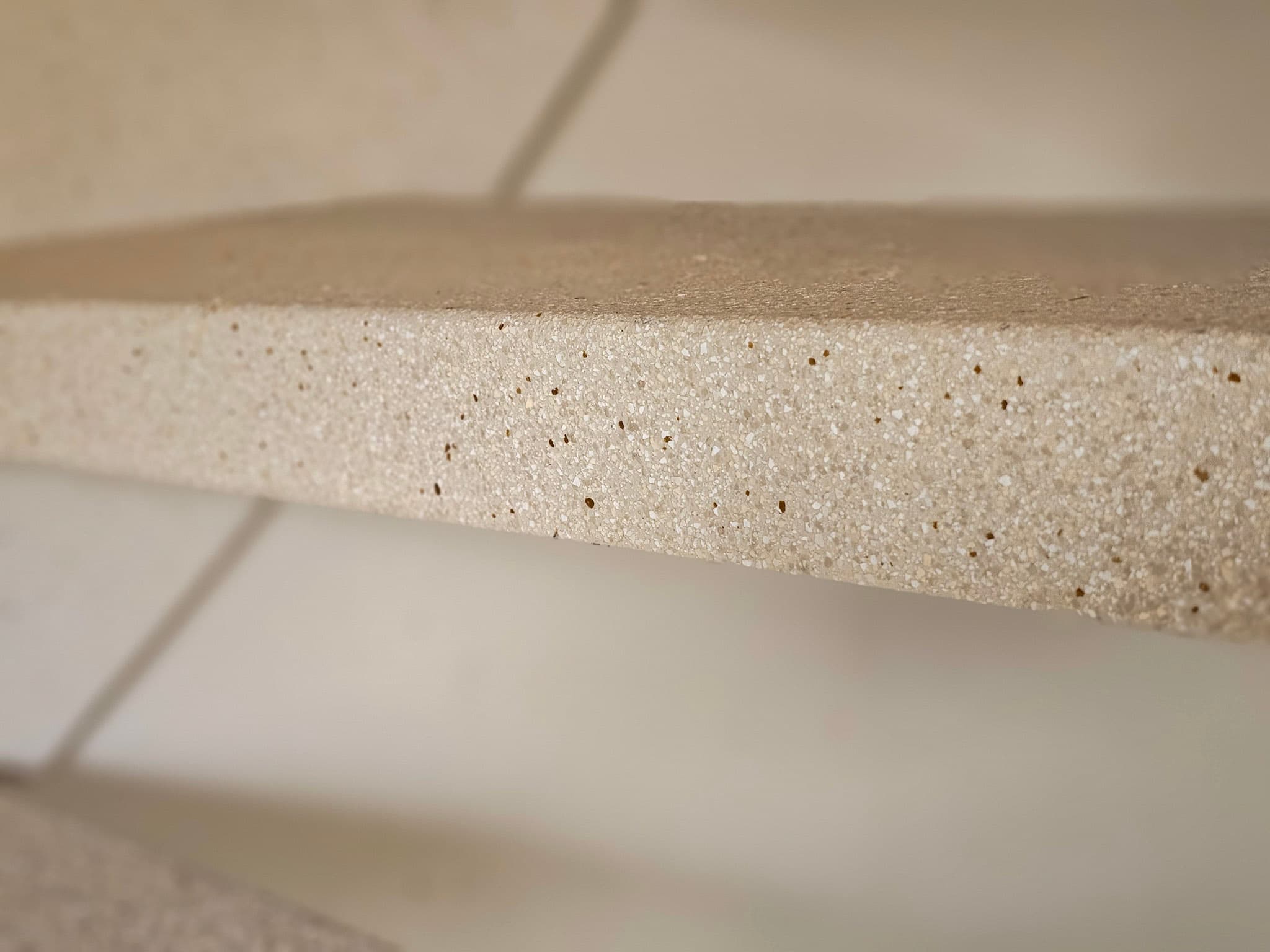 Detail van het subtiele kleurverschil: trede in Crystal Sand tegen trapboom in Golden Grain — regio Alkmaar