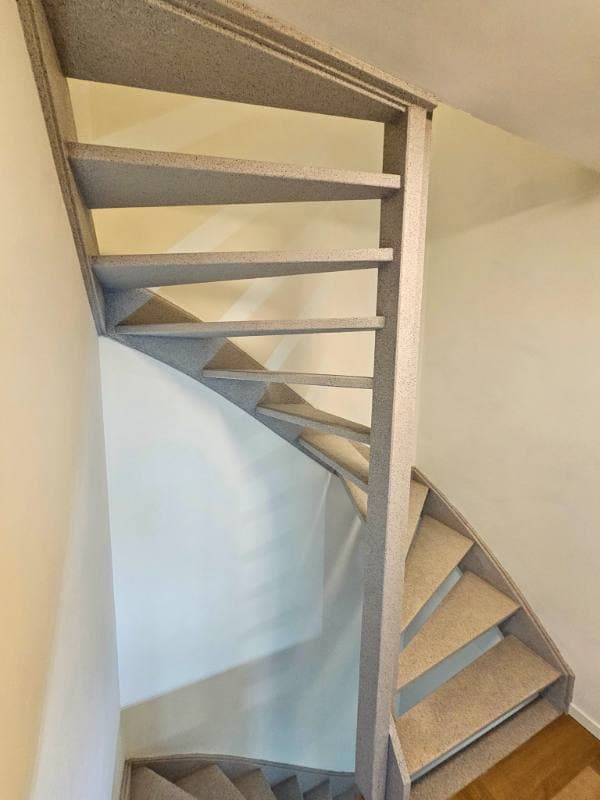 traprenovatie met Light Grey stone structuur in Delft