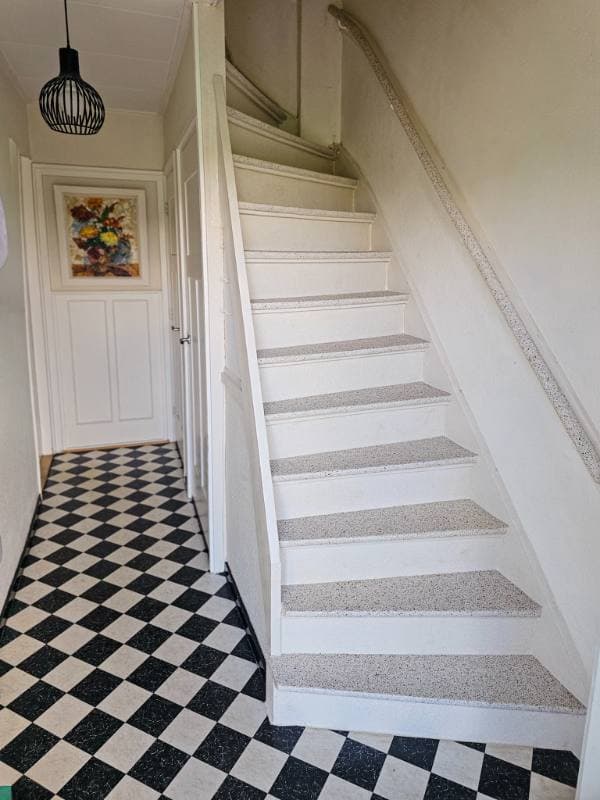 houten trap bekleding met EarthHarmony terrazzo structuur in Den Haag