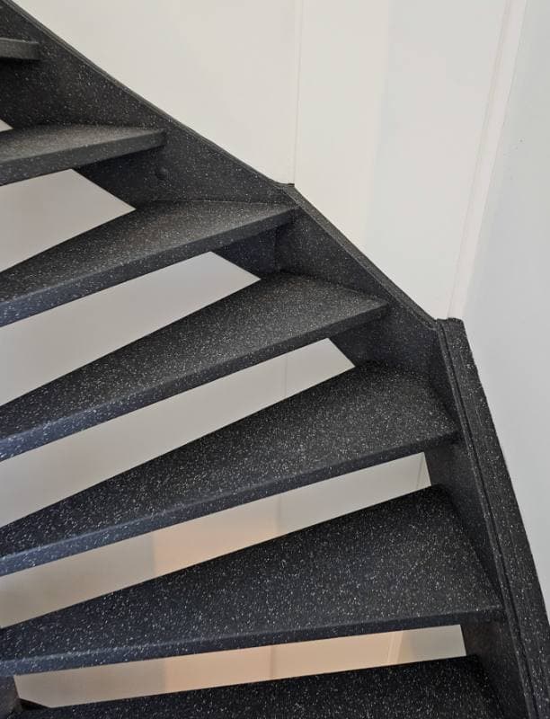 traprenovatie met PolarSpeckle stone structuur in Den Haag