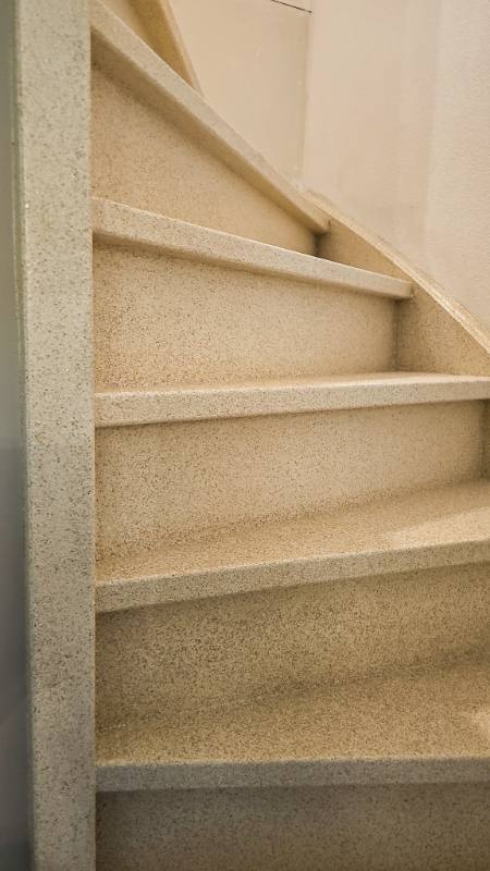 trap bekleding met Ivory Sand stone structuur in Goes