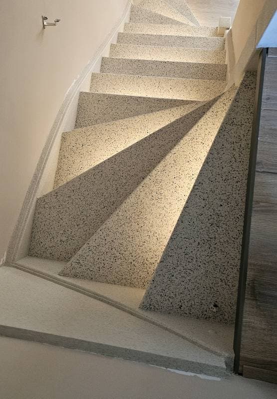 traprenovatie met EarthHarmony terrazzo structuur in Gouda