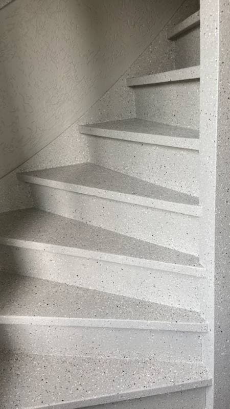 traprenovatie met GraphiteBlend stone structuur in Leiden