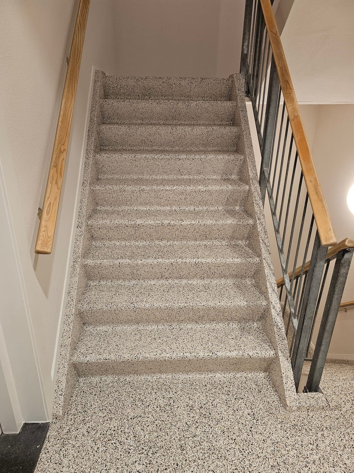 Trappenhuis van een sportschool, bekleed met EverStep Solid in licht natuursteencomposiet.