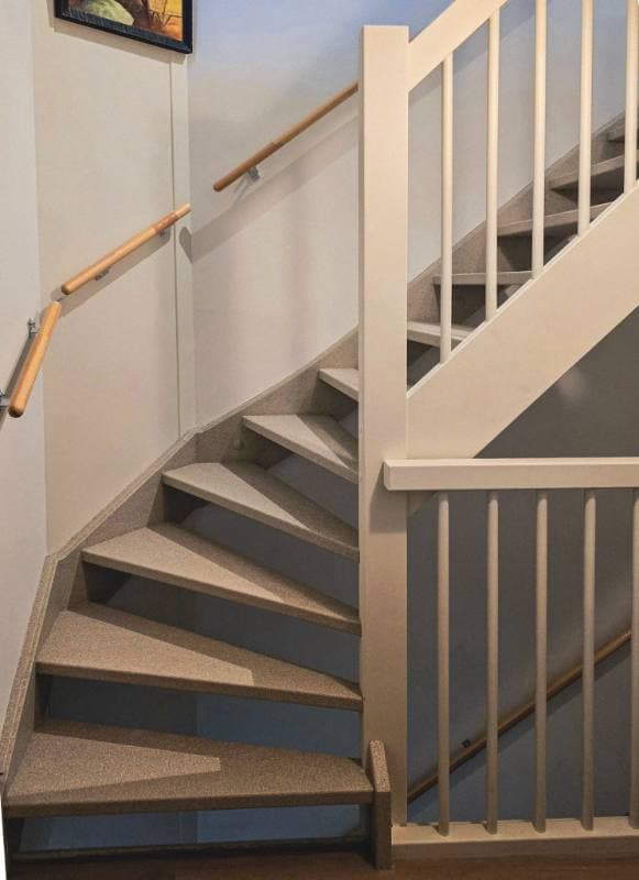 houten trap renovatie met DesertBeige stone structuur in Waddinxveen